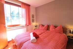 4 bedrooms, iron/ironing board, free WiFi, bed sheets