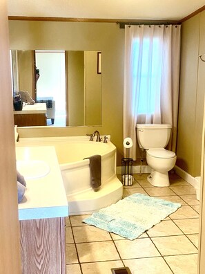 Combined shower/bathtub, jetted bath, towels