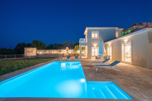  Luxury Villa with private pool in tranquil setting