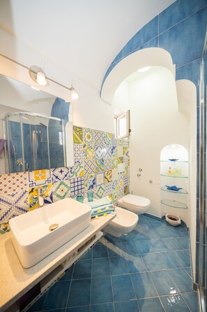 Shower, hair dryer, bidet, towels