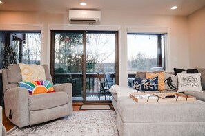 Smart-TV, Kamin, Videospiele, Bücher