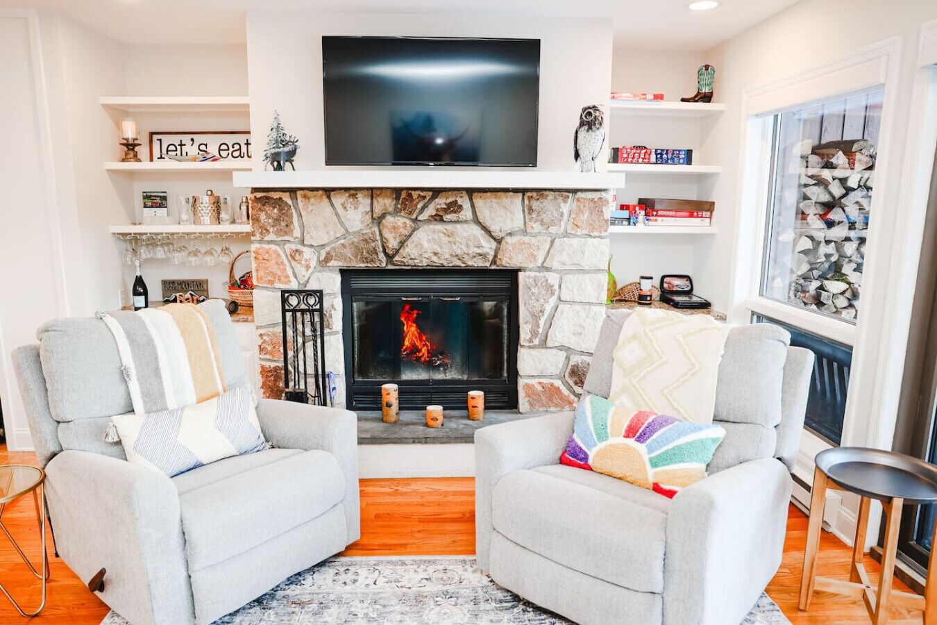 TV connectée, cheminée, jeux vidéo, chaîne hi-fi