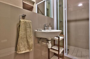 Kombinert dusj/badekar, hårføner og håndklær