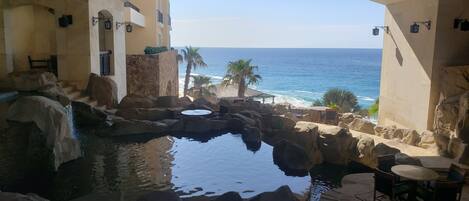 Utendørsbasseng og et oppvarmet basseng