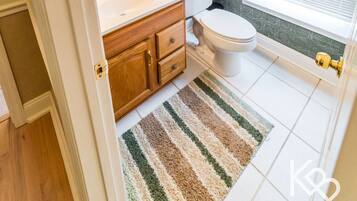 Combined shower/bathtub, jetted bath, towels