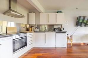 Een koelkast, een magnetron, een oven, een kookplaat