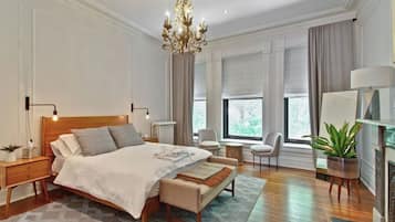 4 bedrooms, desk, WiFi, bed sheets