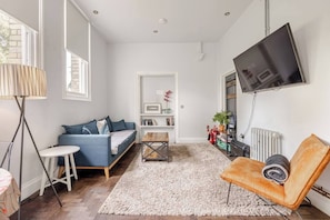 TV, offices - Converted flat in amazing converted schoolhouse near Fowey Harbour (Cornwall)