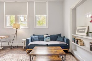 TV, offices - Converted flat in amazing converted schoolhouse near Fowey Harbour (Cornwall)