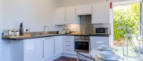 Refrigerador, microondas, horno, placa de cocina