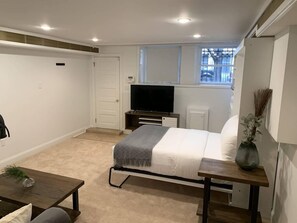 1 soverom, skrivebord, strykejern/-brett og reiseseng for barn