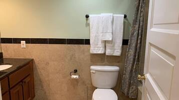 Een douche, een haardroger, handdoeken