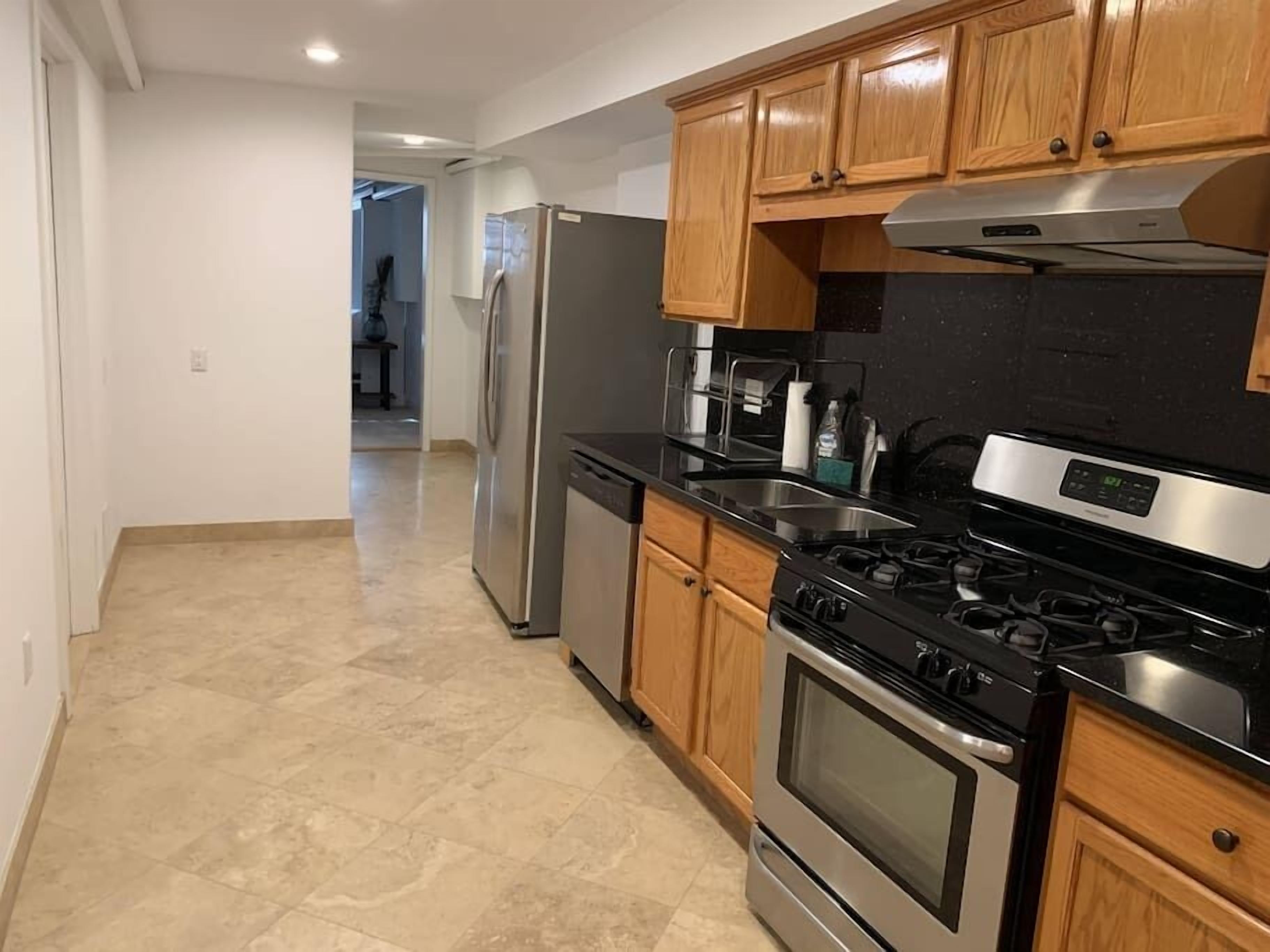 Kylskåp, mikrovågsugn, ugn och spishäll