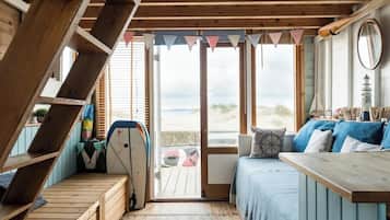 1 bedroom, travel crib