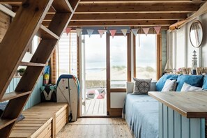 1 bedroom - Stargaze from a beach hut on the Mudeford Sandbank (Bournemouth)