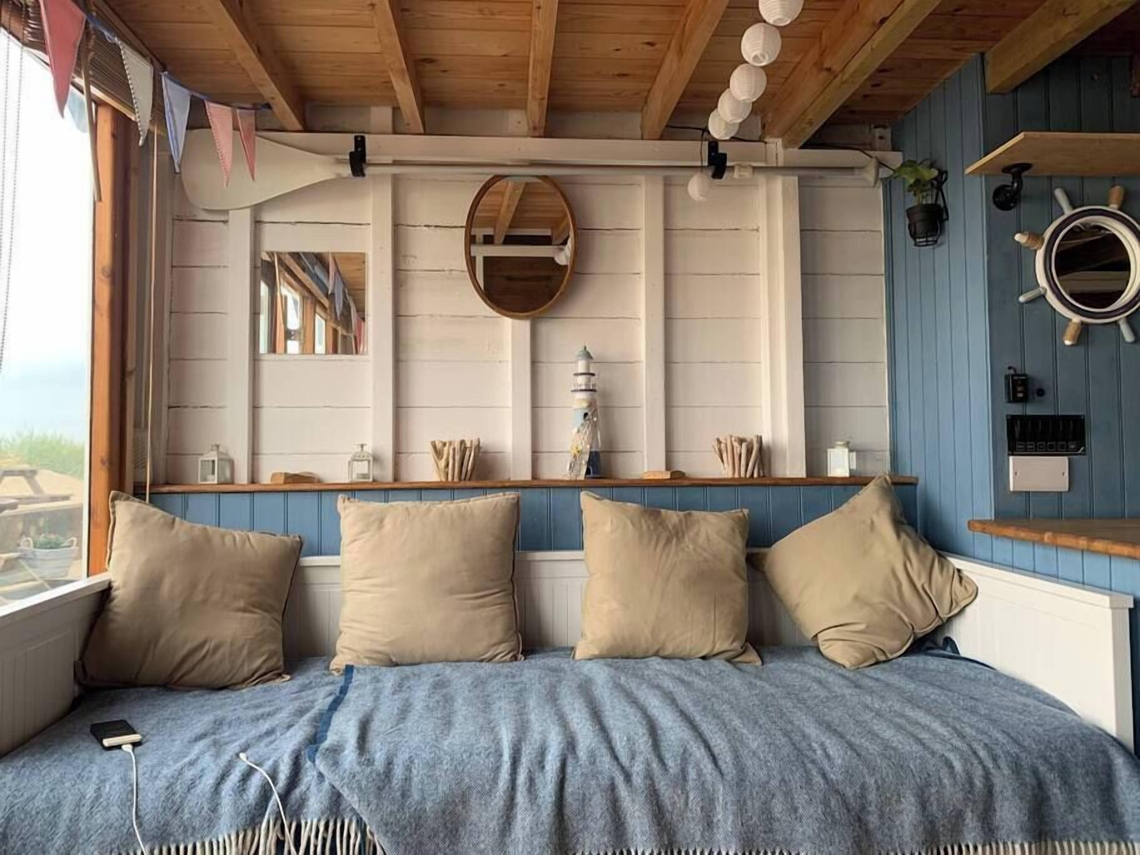1 bedroom, desk