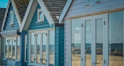 Beachfront Beach Hut with Stunning coastal views