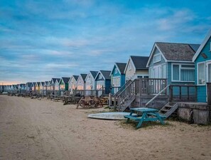 Terrace/patio - Beachfront Beach Hut with Stunning coastal views (Bournemouth)