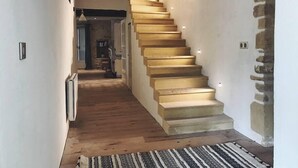 Un escalier avec des marches en bois menant à un palier.