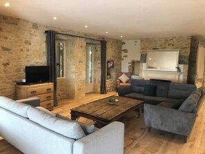 Televisio, takka, DVD-soitin, stereot