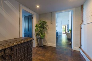 Interior - Entire Victorian schoolhouse with hot tub and harbour views (Cornwall)