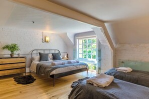 4 bedrooms, iron/ironing board, WiFi, bed sheets - Entire Victorian schoolhouse with hot tub and harbour views (Cornwall)