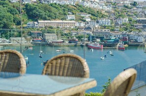 Marina - Entire Victorian schoolhouse with hot tub and harbour views (Cornwall)