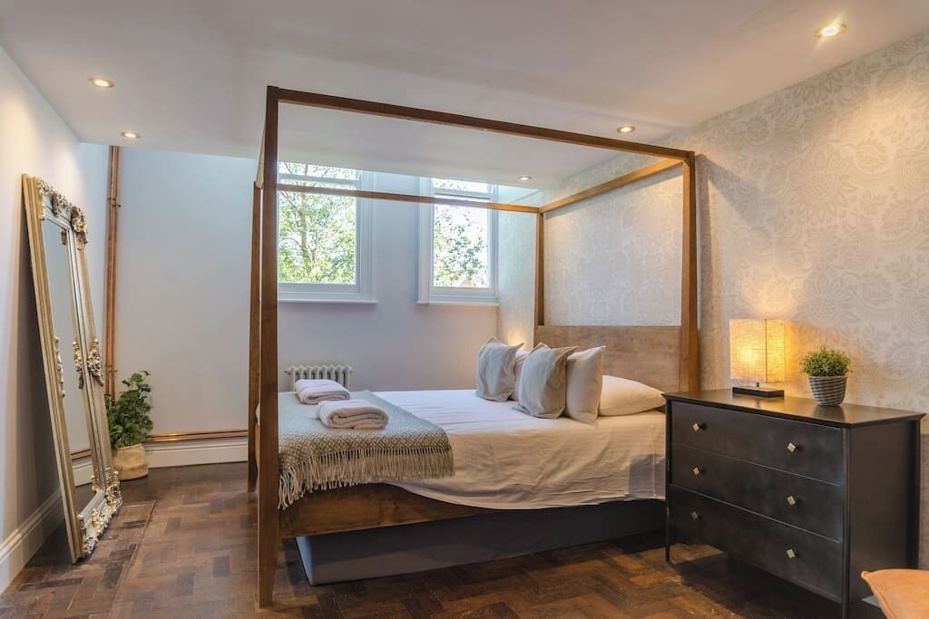 4 makuuhuonetta, silitysrauta/-lauta, Wi-Fi, vuodevaatteet