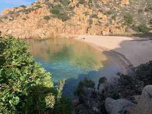 Sulla spiaggia, lettini da mare, teli da spiaggia