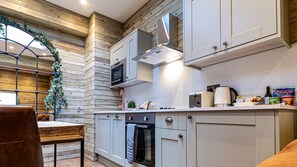 The Tree House | Private kitchen | Mini-fridge, microwave, stovetop, electric kettle - The Hotel Chester (Chester)