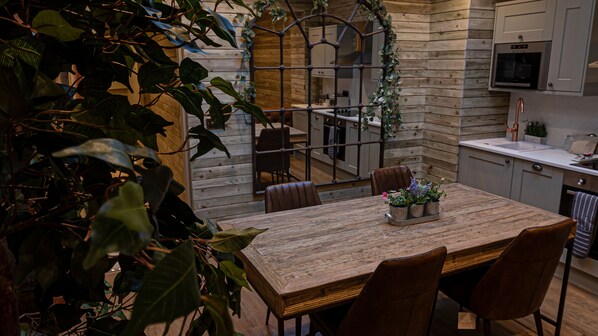 家庭公寓, 2 间卧室, 无烟房, 城市景观 | 起居区 | 32-英寸智能电视 (配备数码频道)、电视