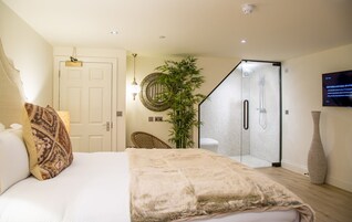 Colchones Select Comfort, minibar y tabla de planchar con plancha 