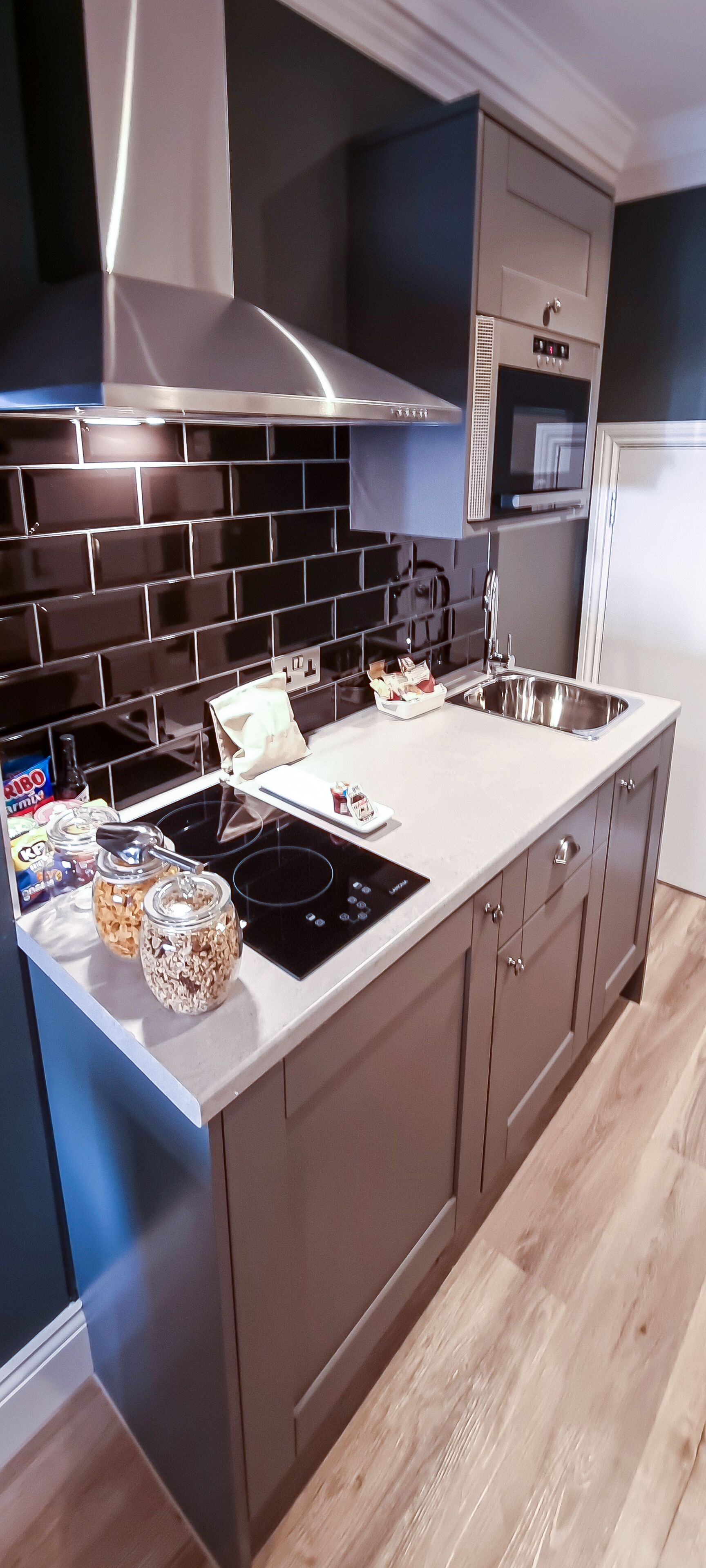 1762 | private kitchen | mini-fridge, microwave, stovetop, electric kettle