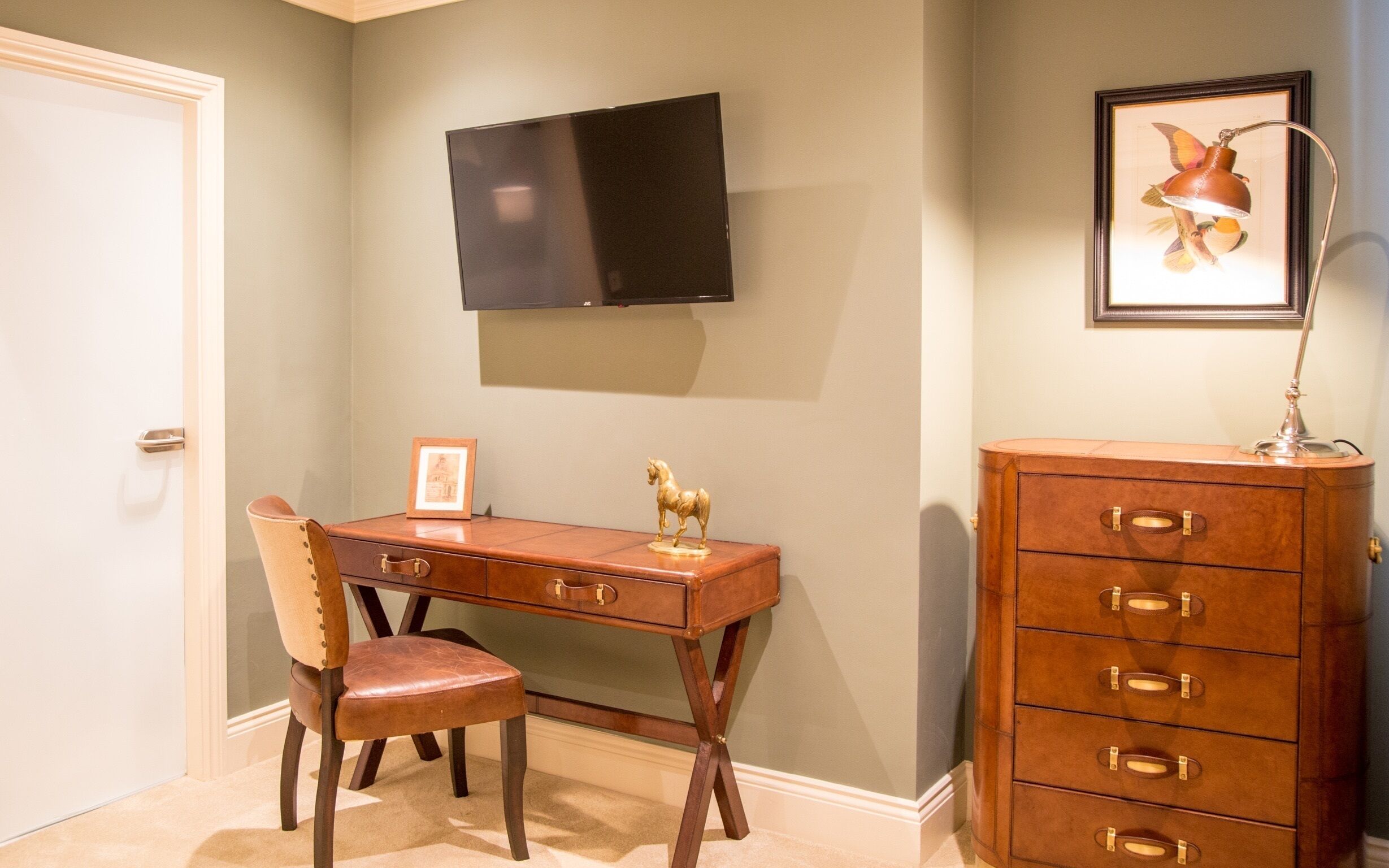 ralph | living area | 32-inch smart tv with digital channels, tv