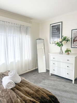 2 bedrooms, desk, iron/ironing board, WiFi