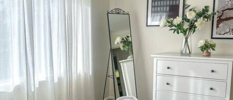 2 soverom, skrivebord, strykejern/-brett og wi-fi