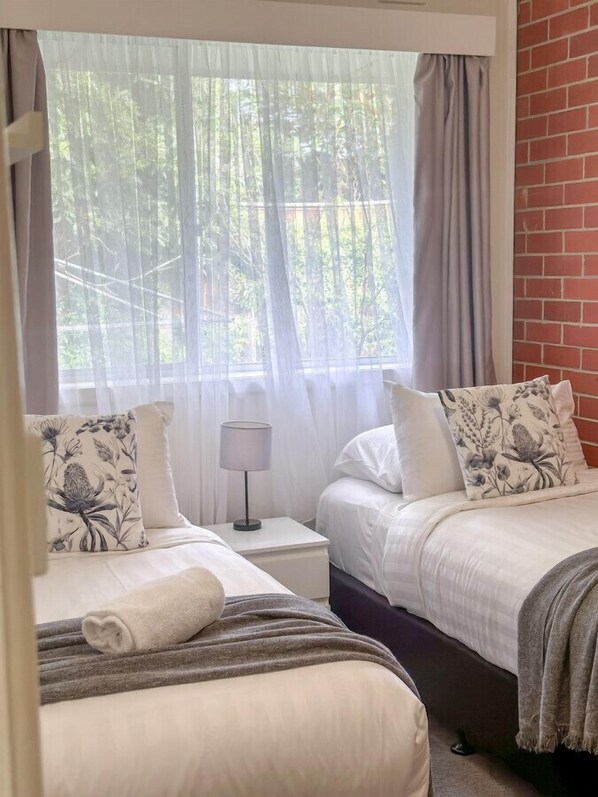 2 bedrooms, desk, iron/ironing board, WiFi