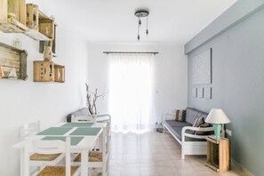 Apartament | Sala d'estar | Televisor de 30 polzades amb canals per cable 