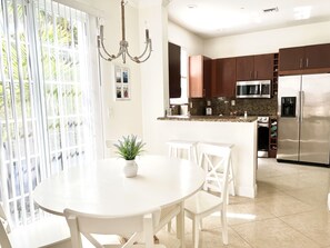 Refrigerador, microondas, horno, placa de cocina