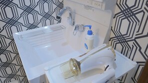 吹风机、毛巾、肥皂、洗发水