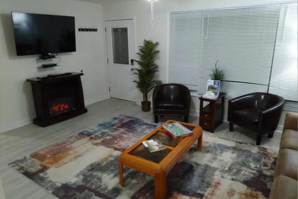 Trendy! Pro Cleaned, Self Check In - Sleeps 10