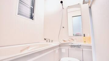 Sèche-cheveux, serviettes fournies