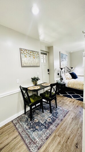 1 makuuhuone, tallelokero huoneessa, silitysrauta/-lauta, Wi-Fi