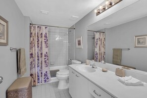 Bathtub, hair dryer, shampoo - Le Frontenac 210 STR-01055 (Sunny Isles Beach)