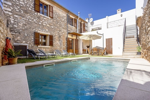 Authentic Majorcan house with 3 bedrooms, 3 bathrooms, wifi and pool