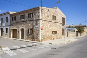Exterior - Authentic Majorcan house with 3 bedrooms, 3 bathrooms, wifi and pool (Binissalem)