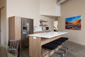 Fridge, microwave, oven, coffee/tea maker - Modern Desert Dwelling, Pet Friendly (Ivins)