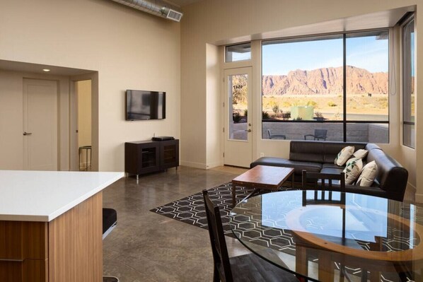 Smart TV - Modern Desert Dwelling, Pet Friendly (Ivins)