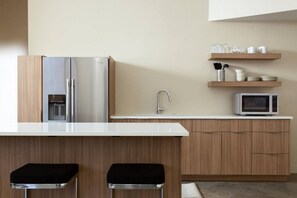 Fridge, microwave, oven, coffee/tea maker - Modern Desert Dwelling, Pet Friendly (Ivins)