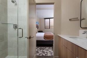 Secador de pelo, toallas